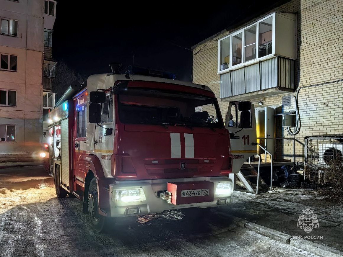 Огнеборцы Челябинского гарнизона потушили пожар в с. Кременкуль     Все произошло минувшей ночью на улице Ленина. По прибытии первых подразделений обнаружено сильное задымление в помещении магазина на первом этаже двухэтажного здания. Звено газодымозащитной службы в кратчайший срок справилось с возгоранием, не допустив его дальнейшего распространения.    Пожар ликвидирован на площади 10 квадратных метров. Пострадавших нет. Предварительная причина - короткое замыкание с последующим горением кассового оборудования.