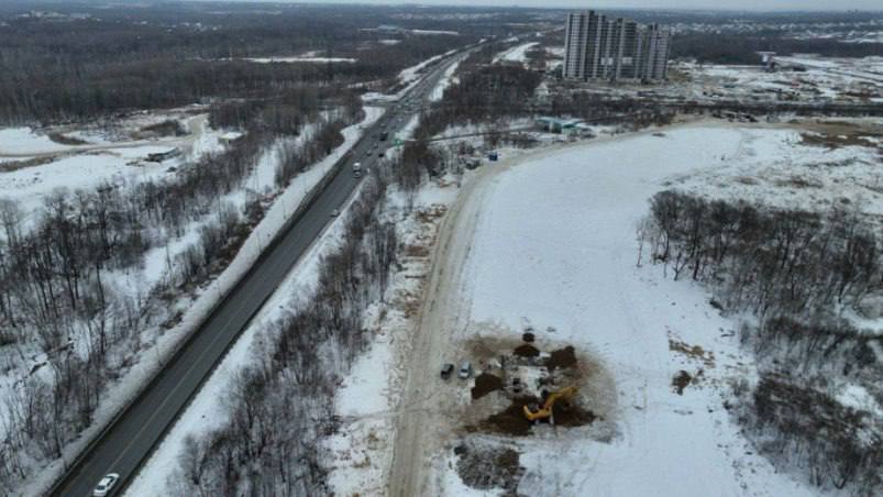 Тепломагистраль 35 запустили в Хабаровске Новый объект обеспечит надежное теплоснабжение 30 тысяч семей и станет основой для дальнейшего развития жилых районов Краснофлотского района включая строящиеся микрорайоны и социальные объекты школы детские сады и больницы В рамках федерального проекта Жилье национального проекта Жилье и городская среда завершено строительство тепломагистрали 35 от Хабаровской ТЭЦ 3 Это крайне важный объект который обеспечит теплом вводимое в эксплуатацию жилье в краевой столице заявил Дмитрий Демешин Магистраль протянулась на 10 3 км а общий бюджет проекта составил около 5 4 млрд рублей Фото пресс служба правительства Хабаровского края   AmurMedia Прислать новость AmurMedia в Дзен