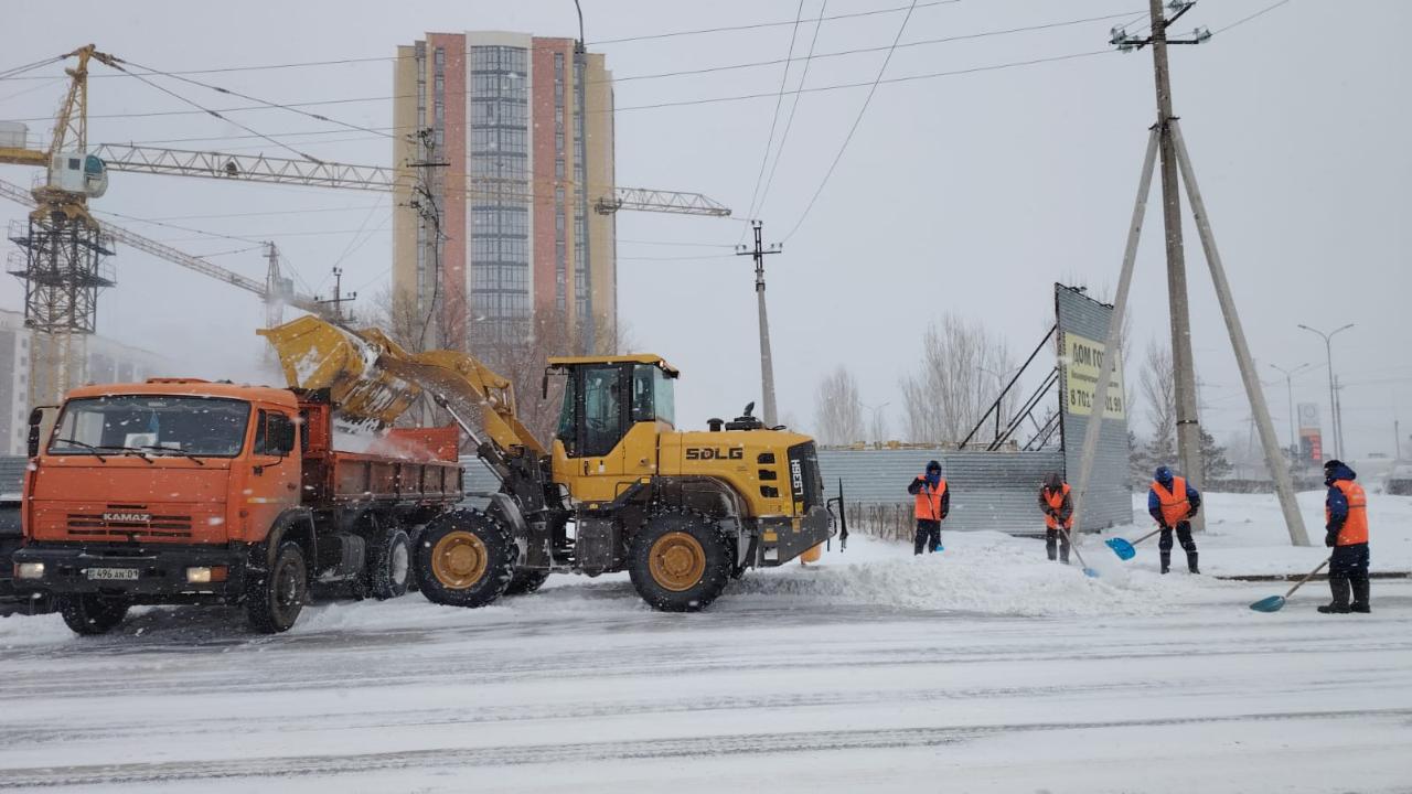 Центральные улицы – в приоритете: почти 40 тысяч кубометров снега вывезли с дорог Астаны  В последние дни в Астане продолжался обильный снегопад. Снегоуборочные работы продолжались круглосуточно. А коммунальные службы функционировали в бесперебойном усиленном режиме, передает официальный сайт городского акимата.  «С утра 10 марта на уборку снега в Астане вышли почти 2 600 дорожных рабочих и 1 645 единиц спецтехники. В ночь с 9 на 10 марта коммунальные службы вывезли из города 38 524 кубометров снега 2 726 большегрузными рейсами», – отметили в акимате.  Прежде всего, согласно правилам, очищаются места с очень интенсивным движением, чтобы избежать заторов на дорогах. Также очищаются участки средней интенсивности – площади, привокзальные территории, тротуары, подъездные пути к социальным объектам и др.  В приоритете также уборка центральных улиц, мест следования маршрутов пассажирского транспорта, остановок и тротуаров.  Фото пресс-службы акимата Астаны    /CentralMediaNews