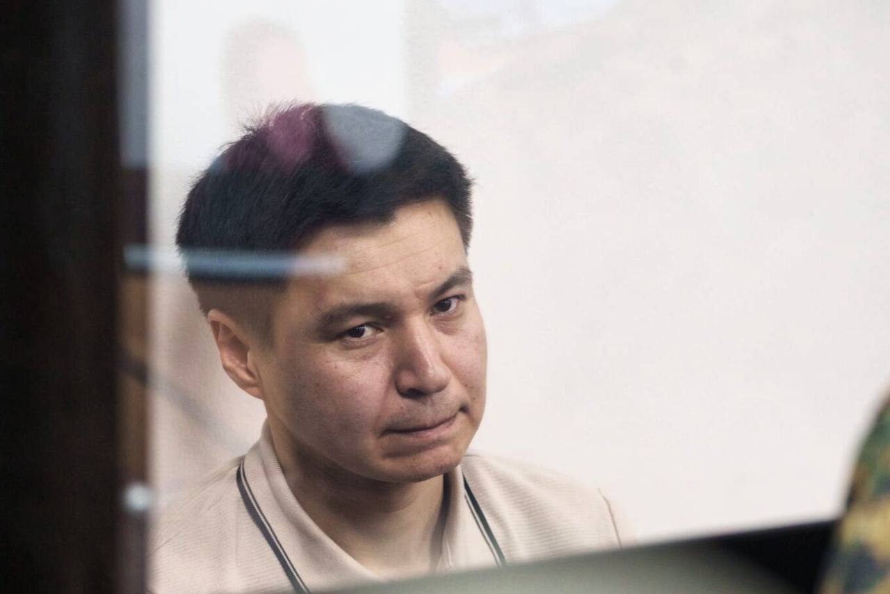 Родственник осуждённого экс-министра Бишимбаева Байжанов выйдет из тюрьмы по амнистии Прошении об амнистии удовлетворил суд Степногорска. Напомним, Бахытжана Байжанова осудили вместе с Куандыком Бишимбаевым по делу об убийстве Салтанат. Он получил четыре года тюремного заключения за укрывательство особо тяжкого преступления. В июне министр внутренних дел РК Ержан Саденов не стал прямо отвечать на вопрос, попадает ли брат Бишимбаева под амнистию реплай , но рассказал, что прошения об УДО осуждённый не подавал. Представитель колонии дал положительную характеристику Бахытжану Байжанову, отметив поощрения в его адрес. Прокурор согласился: прошение заключённого надо удовлетворить. По приговору брат получившего 24 года тюрьмы бывшего министра экономики должен был отбывать наказание до 18 июля 2027 года. По данным представителя надзорного ведомства, осуждённый Байжанов отбыл год и 11 месяцев, остались два года и 24 дня. Срок сократился на треть на восемь месяцев и восемь дней — Байжанов выйдет из тюрьмы в ноябре 2026-го. • Фото: Ольга Ибраева Orda.kz .
