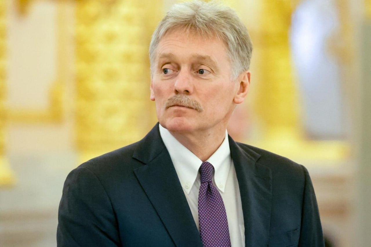Россия отмечает угрозы США в адрес Индии, но не считает их законными. Об этом журналистам сообщил пресс-секретарь президента России Дмитрий Песков.Представителя Кремля попросили прокомментировать заявление МИД Индии, которое в ответ на требование США прекратить импорт российской нефти заявило, что будет защищать национальные интересы Индии. «Мы слышим много заявлений, которые фактически являются угрозами. Попытки вынудить страны прекратить торговые отношения с Россией. Мы не считаем такие заявления законными», — цитирует Пескова ТАСС.