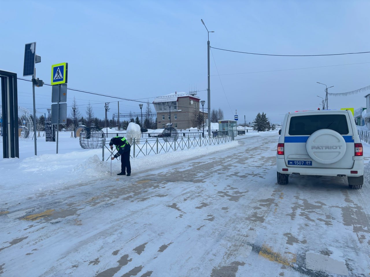 ‍ Пуровские автоинспекторы провели выездное обследование улично-дорожной сети г. Тарко-Сале.  20 января сотрудники Госавтоинспекции провели проверку улично-дорожной сети на предмет её соответствия требованиям нормативных документов, действующих в области обеспечения безопасности дорожного движения. По выявленным недостаткам в обустройстве улично-дорожной сети в отношении подрядных организаций сотрудниками Госавтоинспекции были приняты соответствующие меры.   В отношении юридического лица вынесено определение по ч. 1 ст. 12.34 КоАП РФ «Несоблюдение требований по обеспечению безопасности дорожного движения при строительстве, реконструкции, ремонте и содержании дорог, железнодорожных переездов или других дорожных сооружений».     #мвдроссии #полиция #гибддянао #гибдд #янао #пуровскийрайон