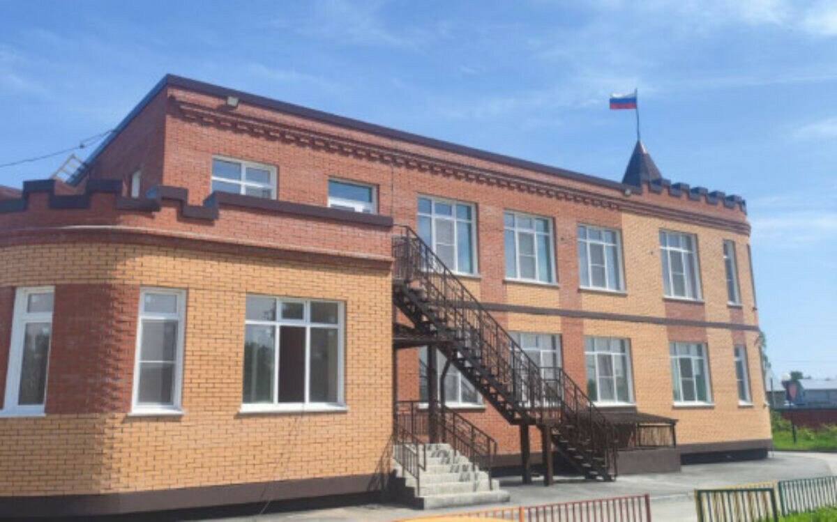 В селе Марусино Новосибирского района завершено строительство нового детского сада на 120 мест. Образовательное учреждение примет воспитанников ясельных и дошкольных групп от 1,5 до 7 лет. Вместе с построенной ранее школой на 550 учеников это создает в селе полноценный образовательный комплекс, который начнет работу с нового учебного года. Детский сад площадью 2,5 тысячи квадратных метров возведен подрядной организацией ООО «СтройМарт» за 7 месяцев. В двухэтажном здании оборудованы групповые помещения, залы для музыкальных и физкультурных занятий, кабинеты логопеда и психолога, а также помещения для кружковой работы,