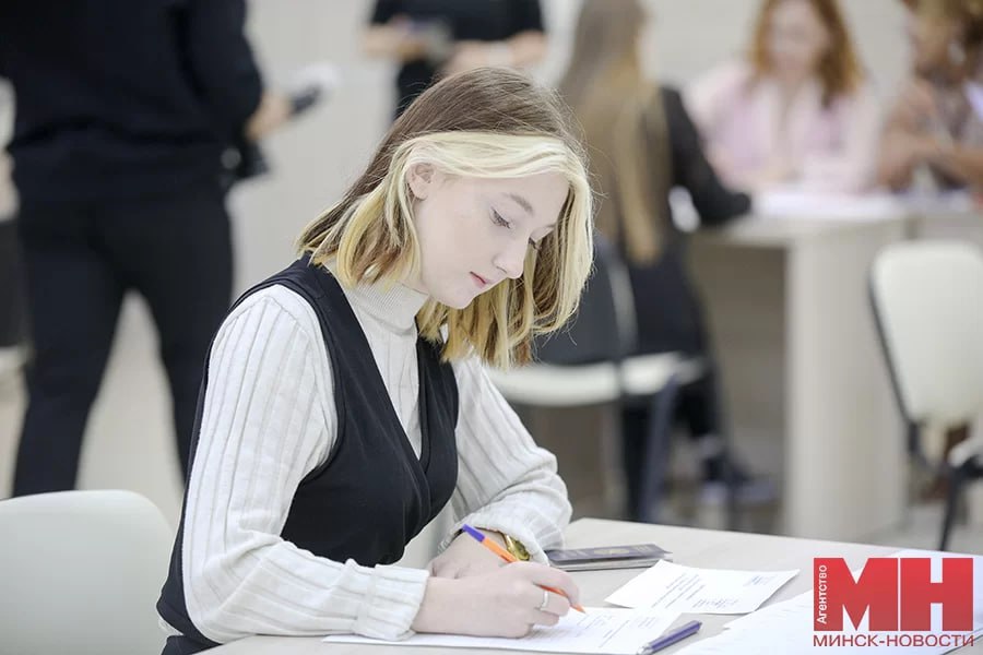Во второй резервный день ЦТ сдали 189 человек. Абитуриенты писали физику, математику, химию, биологию, английский язык, историю Беларуси, обществоведение, всемирную историю новейшее время . Один человек был удален из аудитории за пронос мобильного телефона. Сегодня также прошел централизованный экзамен по профильным предметам. В нем приняли участие 222 человека зарегистрировались — 237 . Один был удален из аудитории за использование мобильного телефона. «Минск-Новости» MINSKNEWS.BY Telegram Viber FB VK Inst TikTok YouTube