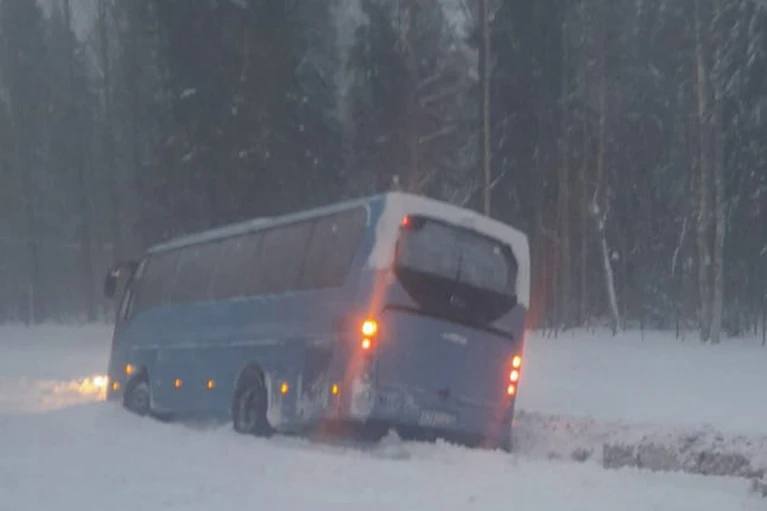 Автобус с пассажирами слетел в кювет в Карелии. К счастью, обошлось без пострадавших    Инцидент с рейсовым автобусом Петрозаводск – Вологда произошёл утром 12 января в Прионежском районе Карелии. Автобус слетел с заснеженной трассы в кювет и застрял в сугробе, чтобы достать его вызвали пожарную машину. Больше часа спасатели пытались вызволить  транспорт — пришлось даже разобрать его лицевую часть.    Никто из пассажиров не пострадал, лишь женщину с ребёнком на время работ отправили в тёплое место. А когда автобус всё же вытащили, он продолжил свой путь.   : «Отряд противопожарной службы по Прионежскому району»   : СПб