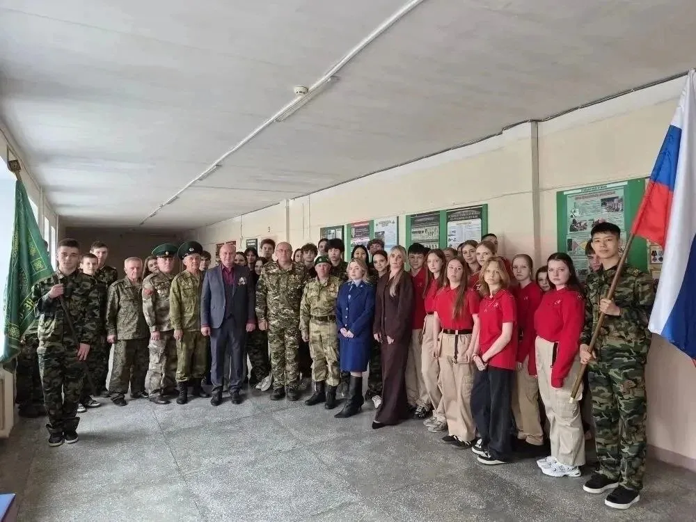 Прокуратура города Энгельса провела патриотическое мероприятие Герои среди нас для школьников Встреча прошла в муниципальном общеобразовательном учреждении Средняя общеобразовательная школа 31 Приглашенный военнослужащий участник специальной военной операции Алексей Николаевич Натчий награжденный медалью за отличие в охране государственной границы медалью за участие в СВО отличник Погранвойск 1 и 2 степени поделился с ребятами рассказами о службе чем вызвал у них неподдельный интерес Кроме того на мероприятии выступили председатель региональной общественной организации АНО СПП Своих не бросаем Боевое братство Денис Чалов ветераны боевых действий члены объединения Часовые Родины Они поведали подрастающему поколению о специфике военной службы рассказали о боевом опыте фронтовых буднях и особенностях службы на передовой Присутствующие подчеркнули что победу обеспечивают единство честность и настоящая любовь к Родине Юнармейцы внимательно слушали рассказы бойцов задавали вопросы и испытывали гордость за настоящих защитников Отечества Подобные мероприятия оказывают большое воспитательное воздействие на подростков формируя чувство патриотизма и гражданского сознания