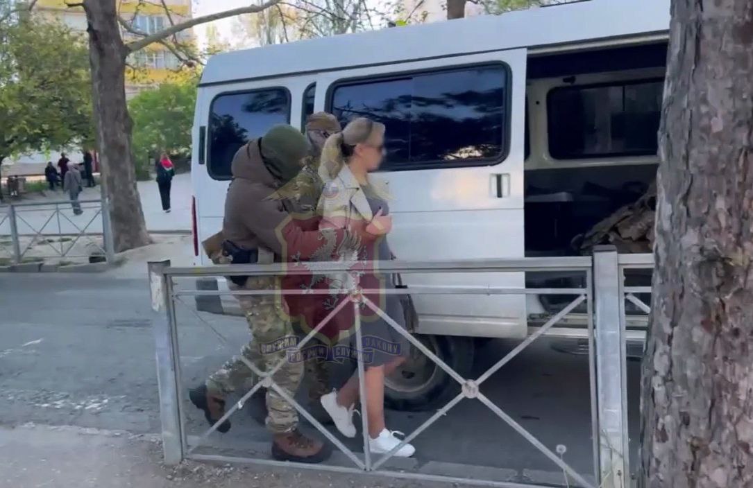 Жительница Севастополя получила срок за распространение фейков о ВС России В июле 2024 го она дважды публиковала в Telegram ложную информацию о российской армии сообщает прокуратура города героя Это повлекло за собой дискредитацию и подрыв авторитета Вооруженных Сил РФ говорится в сообщении Суд приговорил ее к 5 годам 6 месяцам исправительной колонии рассказали в региональном управлении СК Также ей на два года запретили публично размещать материалы в интернете 0 Подписаться на РИА Новости Крым в Telegram MAX VK