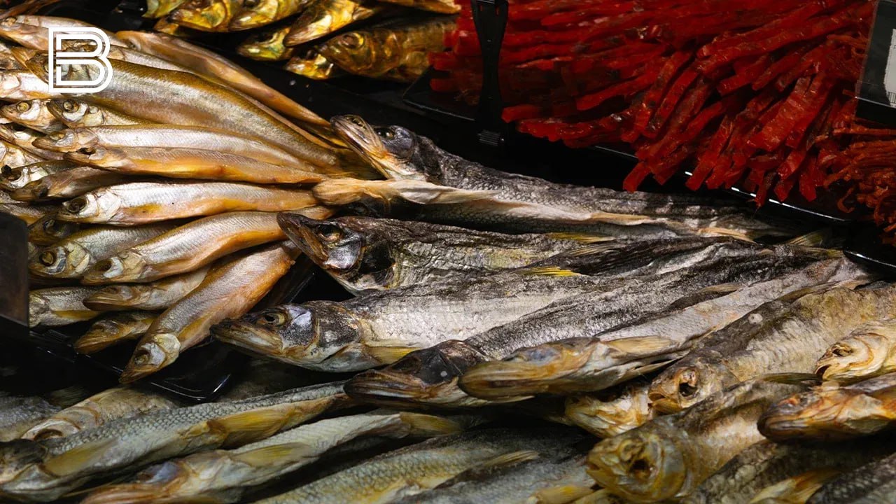 Китай нарастил закупки российской рыбы до максимума Китай в октябре увеличил закупки российской рыбы до 340 5 миллиона долларов это самый высокий показатель с апреля 2023 года сообщило РИА Новости В структуре закупок больше всего преобладают мороженая рыба и креветки При этом поставки из Мурманской области наоборот немного сократились По информации Североморского межрегионального управления Россельхознадзора за 9 месяцев 2025 года в Китай отправили около 15 5 тысяч тонн рыбы и морепродукции тогда как за аналогичный период прошлого года 17 4 тысячи тонн Все самые важные новости Telegram MAX