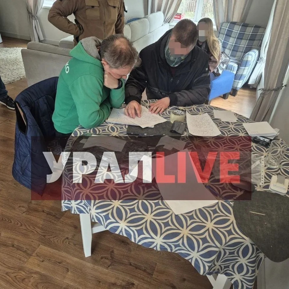 К организатору Вечера в честь террористов пришли правоохранители Судя по всему героизацией сомнительных личностей лидер свердловского отделения Яблока Максим Петлин заниматься больше не будет к нему нагрянули оперативники Внимание служб привлекли восхваления Петлина в адрес террористов исламских экстремистов поджигателей военкоматов и прочих врагов России Всех этих личностей экс депутат и его подельники именуют политзаключёнными и пишут им письма в места не столь отдалённые На организации фанатских сходок в честь подобных личностей Петлина и его сотрудников уже ловили в мае прошлого года но по видимому предупредительные меры их не остановили Сейчас люди в форме вновь попытаются объяснить этим гражданам что нехорошо содействовать предателям своей страны У Петлина кстати уже имеется судимость за взятку видимо так он вместе с Яблоком борется за демократию и против коррупции Подписывайтесь на наш MAX и VK