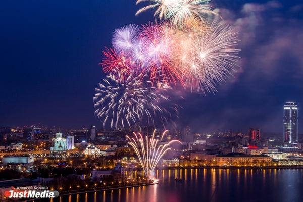 В Екатеринбурге могут ввести особый противопожарный режим Как сообщил неофициальный канал мэрии Екатеринбург Главное меры против салютов и прочей пиротехники будут действовать с 13 декабря 2025 года по 11 января 2026 го Официально администрация об этом не объявила В прошлом сезоне в городе действовал особый противопожарный режим Его ввели с 28 декабря 2024 года по 8 января 2025 года На Новый год значительно вырастает риск возникновения пожаров жители массово покупают хранят и используют пиротехнику подчеркнул тогда Алексей Орлов Особый противопожарный режим коснулся массовых мероприятий Частный запуск салютов никто не запрещал justmediaru