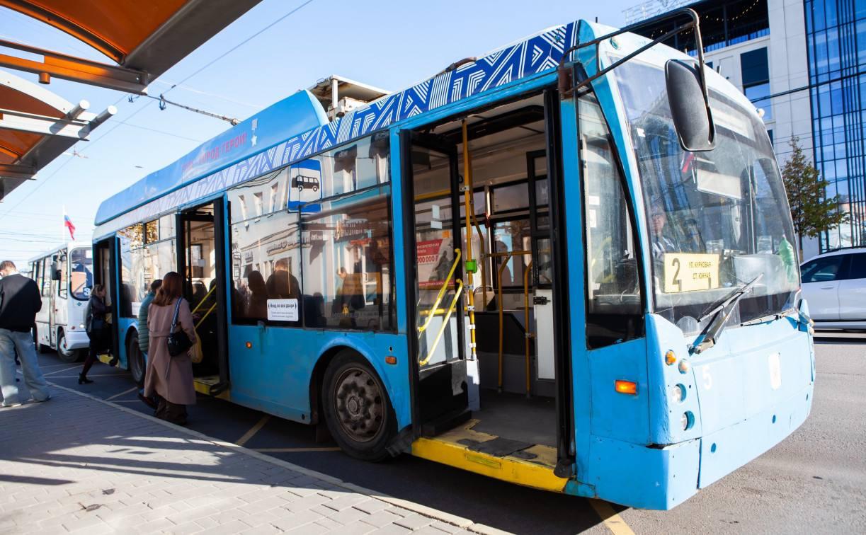 Стоимость проезда в тульском транспорте вырастет 1 августа 45 рублей — наличный расчет, при безналичном поездка будет стоить 38 рубль, а обладатели транспортной карты «Тройка» будут платить 36 рублей.