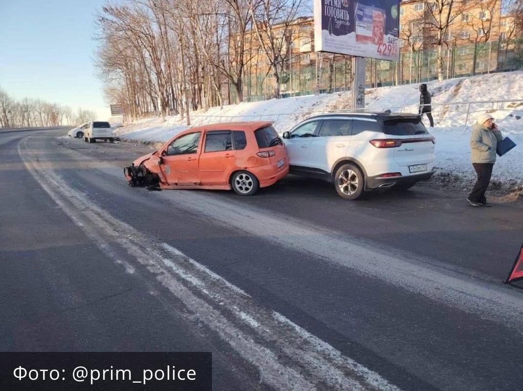 Разбил четыре машины и сбежал в Находке ищут виновника ДТП Четыре автомобиля попали в ДТП на Находкинском проспекте в Находке в среду 14 января Никто из водителей не пострадал однако виновник автоаварии скрылся с места происшествия Сейчас его поисками занимаются сотрудники полиции В районе дома 58 на Находкинском проспекте водитель Mazda Demio двигаясь от Рыбного порта не справился с управлением вылетел на встречную полосу и врезался в ехавший рядом Toyota Prius Удар был такой силы что у приуса оторвало переднее колесо Оно в свою очередь влетело в соседний Nissan X Trail Финалом поездки для лихача стало столкновение с Chery Tiggo PRIMPRESS в MAX ДЗЕН ЧАТ БОТ