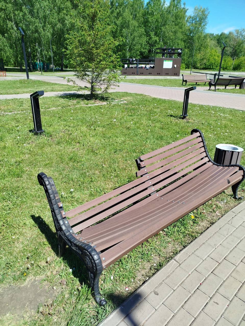 В Башкирии вандалы «похозяйничали» в парке Победы Речь идет о поселке Чишмы. Здесь неизвестные сломали скамейку, сожгли мусорный бак и протоптали клумбы. В том же поселке, но у уже в Ленинском парке, вандалы сломали недавно посаженную липу, а на детской спортплощадке – ограждение. По словам главы Чишминского района Ришата Мансурова, полиция уже проводит проверку и ищет виновных. «Да, многие скажут: “Поставьте камеры видеонаблюдения”. Работа в этом направлении ведётся. Но охватить всё сразу невозможно», – заявил чиновник.
