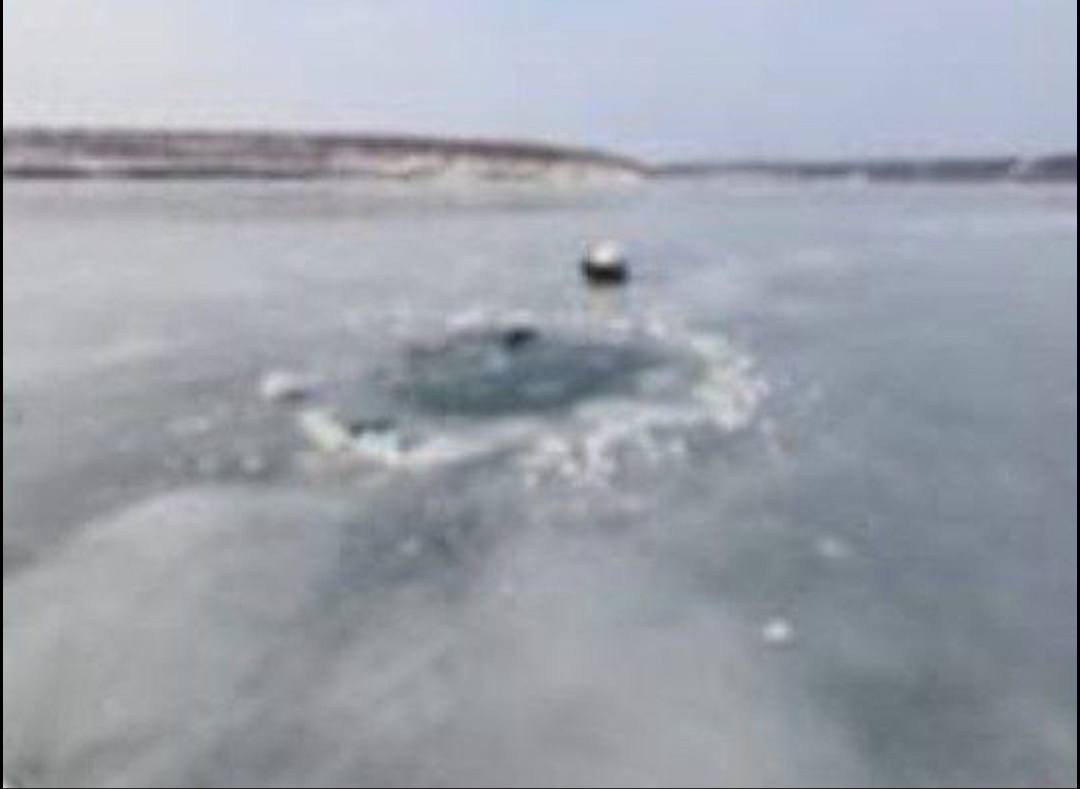 Отец с сыном утонули на рыбалке ребенок вмёрз в лёд отец не найден до сих пор 13 летний мальчик и мужчина провалились под воду в районе лодочного причала бухты Эгге в Советской Гавани Позже спасатели достали тело ребёнка второго погибшего продолжают искать К делу подключились следователи Они рыбачили на неокрепшем льду 52 летний житель Советской Гавани отправился закидывать удочку со знакомым школьником ему было 13 В бухте Эгге оба провалились под воду Рядом остались сани волокуши и ведро Позже ребёнка нашли вмёрзшим в лёд поиски его старшего товарища продолжаются до сих пор За причинение смерти по неосторожности возбуждено уголовное дело реклама Мы в соцсети Мах