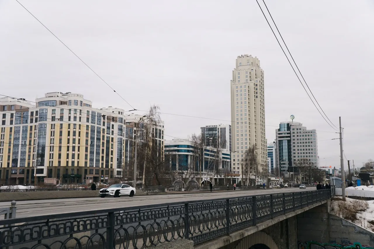 Участок улицы Куйбышева перекроют на три месяца для строительства пешеходного тоннеля Участок на улице Куйбышева от Горького до 8 Марта перекроют с 15 мая по 15 августа Для строительства туннеля разберут дорожное покрытие обустройства улицы и начнут менять подземные коммуникации Его длина составит 45 метров Также на время перекрытия изменится маршрут автобуса 74 Остановка Цирк работать тоже не будет Подробней об изменении маршрута можно прочитать на сайте Строительство тоннеля планируют закончить к ноябрю 2026 года Подробнее по ссылке   tinyurl com 4bkc5wwa