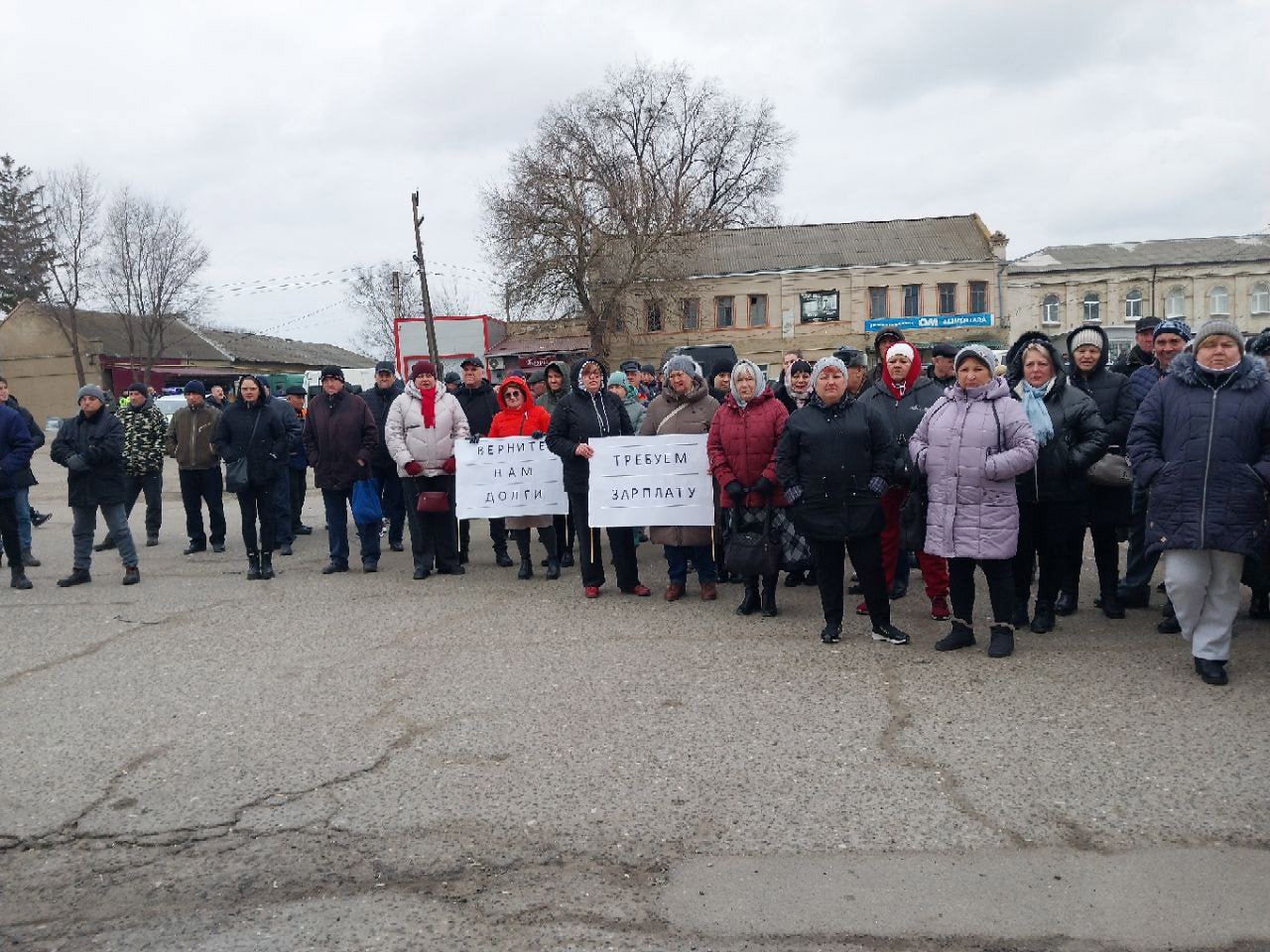 Железнодорожники в Бельцах, Окнице и Бассарабяске вышли на протесты  Работники вокзалов в Бассарабяске, Окнице и Бельцах требуют выплаты заработной платы, а также компенсации ущерба за задержку. В Бассарабяске протестующие жаловались, что не получали деньги уже семь месяцев.