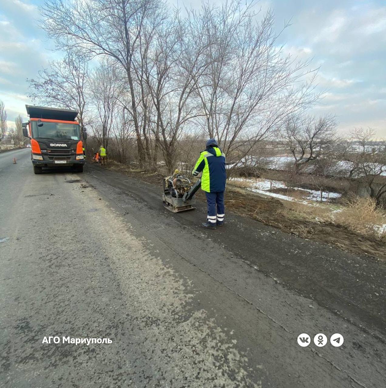 В Мариуполе продолжается ремонт дорог   После новогодних каникул специалисты ООО «БКД-Строй» возобновили ремонт дорожной сети Мариуполя.    Так, в частном секторе Жовтневого района по улице Осоавиахима дорожники начали устройство съездов с проезжей части ко дворам жилых домов, а по улице Тополиной – устройство обочин.   В Приморском районе по улице Гагарина сотрудники ООО «БКД-Строй» приступили к устройству тротуаров.  Специалисты отметили, что выполненные работы позволят повысить безопасность пешеходов и комфорт всех участников дорожного движения.