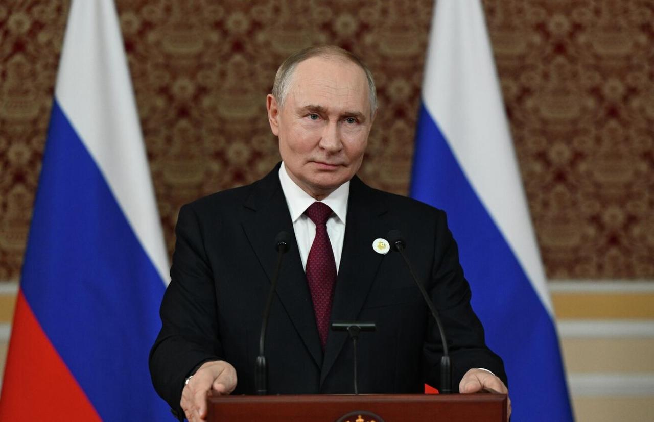 Владимир Путин говоря об ИЖС уточнил что не все россияне хотят жить в лесу Разумеется надо это поддерживать У нас действительно много леса вы правильно сказали Но в лесу жить некоторые любят и хотят но не все Поэтому здесь кроме наличия леса здесь нужна инфраструктура подчеркнул президент Он добавил что РФ будет и дальше совершенствовать сферу ИЖС Эта работа уже дала хороший прирост строительства жилья в предыдущие годы