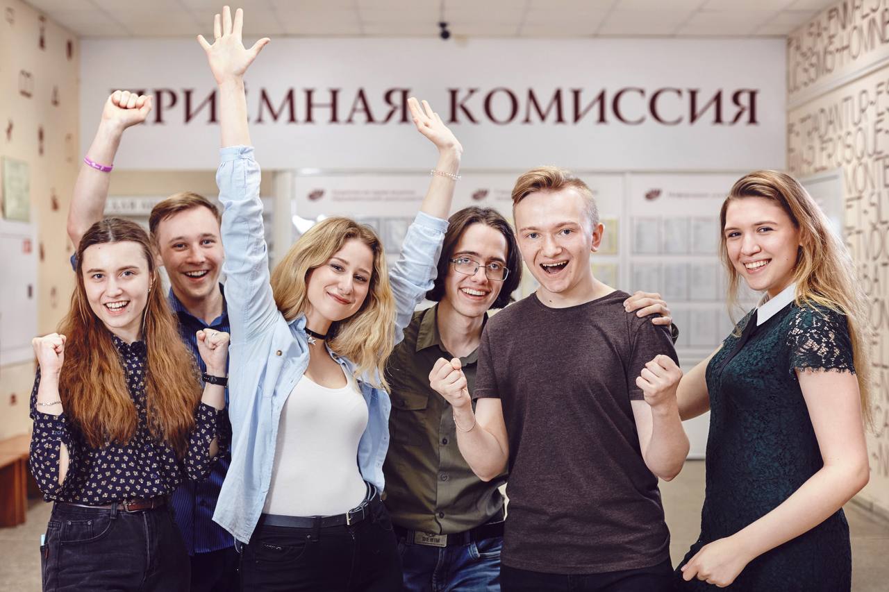  Приемная кампания 2025: более 1,2 тыс. вузов и почти 4 тыс. колледжей открывают двери Сегодня в России стартовала приемная кампания в вузы и колледжи. Вице-премьер Дмитрий Чернышенко сообщил, что абитуриентов ждет почти 1,5 миллиона бюджетных мест в более 1,2 тыс. вузов и почти 4 тыс. колледжей Большая часть бюджетных мест 73% отдана региональным вузам. Приоритетными направлениями остаются медицина, педагогика и общественные науки Для участников СВО и их семей предусмотрена квота в размере не менее 10% бюджетных мест более 50 тыс. . Учтены особенности обучения в приграничных регионах. Целевая квота составит более 23%, с предложениями работодателей на платформе "Работа России" Вести. Луганск Подписаться Прислать новость