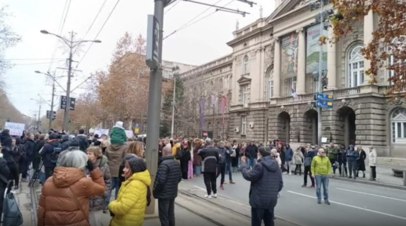 В Сербии протестующие разлили краску перед зданием городского собрания   В сербском Нови-Саде протестующие после обрушения вокзала разлили красную краску перед зданием городского собрания.  Читать далее