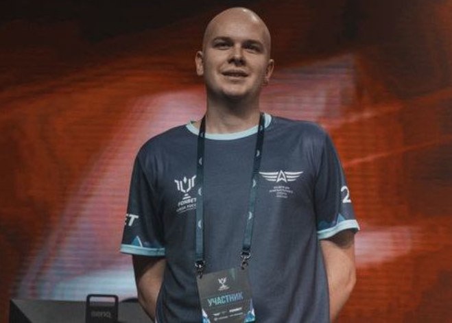 Чемпиона России по Dota 2 Евгения Погребешного развели мошенники почти на 600 тыс. рублей.  Киберспортсмену позвонил "сотрудник ФСБ", который рассказал, что якобы неизвестные пытаются оформить кредит на его имя. Мошенник убедил Погребешного проследовать к банкомату и перевести средства на "безопасный счет".  Таким образом, под давлением афериста спортсмен лишился 590 тыс. рублей, сообщает источник РЕН ТВ.   Возбуждено уголовное дело.   : Центр спортивной подготовки сборных команд России       Отправить новость