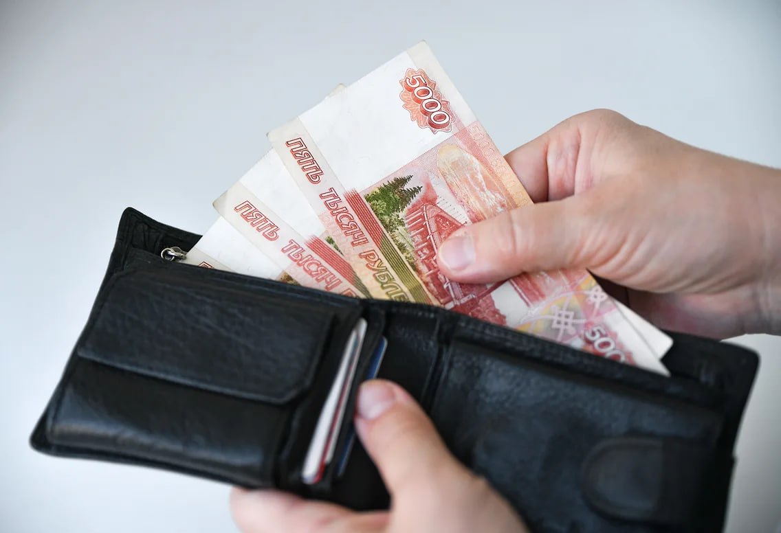 Средняя зарплата на предприятиях в Казани составляет 105 3 тысяч рублей Это на 18 2 выше уровня прошлого года Наиболее высокие доходы в городе традиционно зафиксированы в науке 145 2 тыс руб информационных технологиях 141 8 тыс руб финансах 138 9 тыс руб энергетике 119 5 тыс руб здравоохранении 92 2 тыс руб образовании 73 9 тыс руб Фото Коммерсантъ Александр Манзюк kommersantkazan