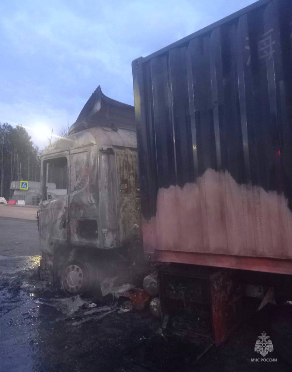 За минувшие сутки в Новгородской области произошло 3 пожара! В Маловишерском районе в деревне Бурга противопожарная служба области ликвидировала возгорание бани. В результате пожара уничтожен пол на площади 2 кв.м. Погибших и пострадавших нет. Предварительная причина: нарушение правил пожарной безопасности при эксплуатации отопительных печей. В Новгородском районе на трассе М-11 «Нева» пожарно-спасательные подразделения ликвидировали возгорание грузового автомобиля. В результате пожара уничтожены сгораемые детали кабины грузового автомобиля, колёса и поврежден груз. Сведений о погибших и пострадавших не поступало. Предварительная причина: неисправность систем, механизмов, узлов транспортного средства. В Новгородском районе в деревне Волынь произошло возгорание частного жилого дома. Работы на месте продолжаются. Причину пожара предстоит установить органам дознания. Фото: Новгородский район.