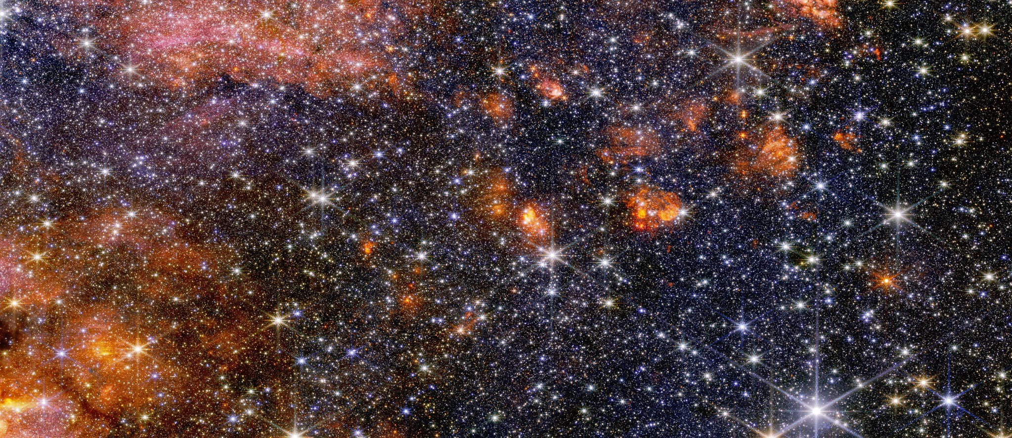 JWST заглянул в самую активную звездную колыбель галактики Четыреста световых лет от черной дыры в центре Млечного Пути Там кипит облако Стрелец B2 три миллиона солнечных масс газа сжатого так плотно что обычные молекулярные облака кажутся пустотой В 40 раз плотнее Телескоп Уэбба наконец то разглядел эту космическую печь Вот что удивило астрономов JWST обнаружил две популяции массивных звезд одну видимую вторую полностью спрятанную за пылью Старые телескопы видели только половину Просто не могли пробиться сквозь толщу материи Даже Уэбб со всей своей инфракрасной мощью местами упирается в черноту Газ и пыль такие плотные что блокируют вообще всё Парадокс Стрельца B2 не дает покоя ученым Смотрите центральная молекулярная зона содержит 80 плотного газа всей галактики Но рождает только 10 звезд В десять раз меньше чем должна А само облако при этом штампует звезды с огромной скоростью На снимках MIRI справа светится странное красноватое пятно Другие телескопы подсказывают это одна из самых насыщенных молекулами областей во всей известной Вселенной Молодые массивные звезды ионизируют это облако Возможно именно оно хранит секрет аномальной продуктивности Стрельца B2 Условия в Стрельце B2 копируют то что происходило миллиарды лет назад Изучая это облако сейчас астрономы видят прошлое Вселенной Не через расстояние а через физику экстремального звездообразования nezemnoy telegram