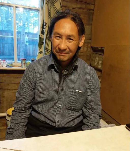 Суд продлил шаману Александру Габышеву принудительное лечение в больнице специального типа  Решение о продлении принял Уссурийский районный суд, сообщил адвокат Габышева Алексей Прянишников. Шаман находится в психиатрической больнице Уссурийска уже три года.   В начале года Габышева могли перевести в больницу общего типа: такое решение вынес Уссурийский районный суд. Но прокуратура его обжаловала. В феврале 2025 года решение о переводе отменили в Приморском краевом суде и отправили дело на новое рассмотрение в Уссурийск.   Преследование Габышева началось в 2019 году после начала его пешего похода на Кремль — изгонять Путина. Его обвинили в «призывах к экстремизму» и отправили на принудительное лечение в октябре 2021 года сначала в Новосибирск, а в апреле 2022 года перевели в Уссурийск.   «Во всех своих заключениях [врачи] указывают, что состояние Александра стабильно, что он не несет общественной опасности»,  — отмечал ранее Прянишников.  Как писало  издание «Региональный аспект», в последние годы в России возрождается карательная психиатрия. Пока не такая, как в советское время, но активисты, столкнувшиеся с этим, говорят, что методы примерно одинаковые.