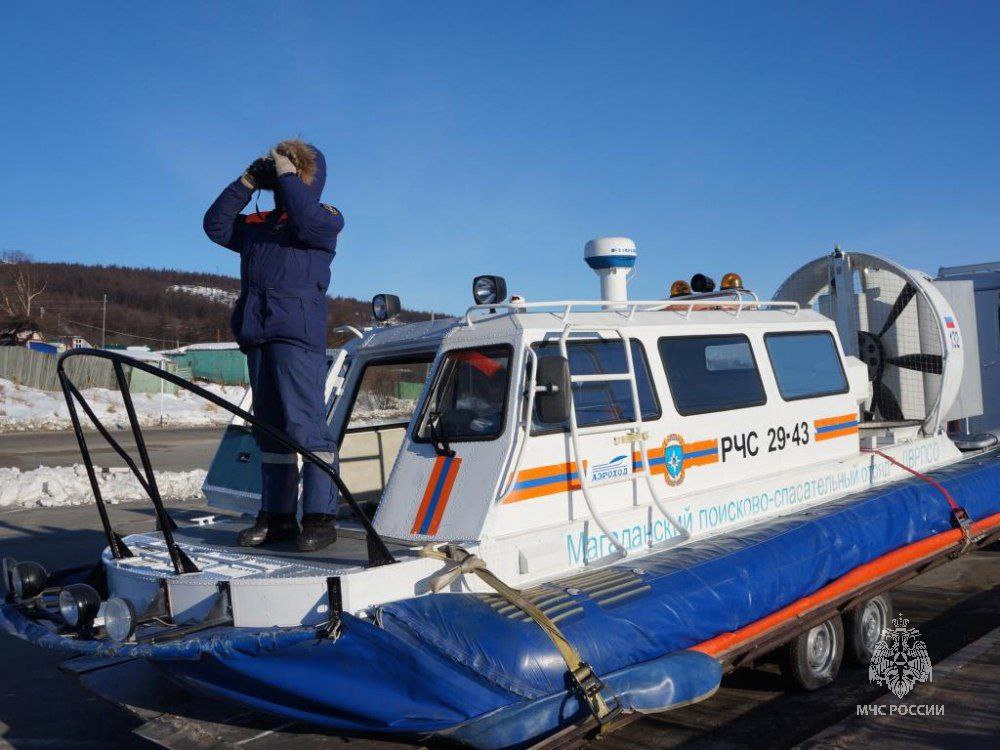 Паромная переправа через реку Яна закрывается в связи с началом ледостава По информации Министерства дорожного хозяйства и транспорта Магаданской области с 20 ноября закрывается паромная переправа через реку Яна на автодороге Магадан Балаганное Талон в Ольском муниципальном округе Ориентировочная дата запуска ледовой переправы конец декабря начало января По данным администрации Ольского муниципального округа для обеспечения бесперебойного снабжения жителей Заречья были заранее завезены продовольствие медикаменты и топливо Хлебопекарня обеспечивающая хлебом и выпечкой прибрежные поселения пополнила запасы муки Все необходимые ресурсы имеются в достаточном объёме Главное управление МЧС России по Магаданской области рекомендует автомобилистам соблюдать осторожность и не предпринимать попыток несанкционированного пересечения реки до официального открытия переправы В случае возникновения чрезвычайных ситуаций необходимо звонить по единому номеру экстренных служб 112 mchs magadan Подписывайся на МЧС России в MAX ВК