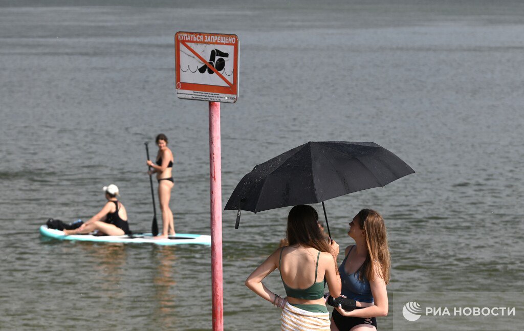 Управление Роспотребнадзора по Москве запретило купание в ряде водоемов столицы из-за несоответствия качества воды санитарным нормам, сообщило ведомство. По состоянию на 3 июля функционируют четыре зоны отдыха с купанием из 14 : озеро "Белое" ВАО , Мещерское ЗАО , "Пионерский пруд" ЦАО , Тропарево ЮЗАО . Четыре зоны отдыха - "Левобережье" САО , пляж "Динамо" САО , Головинские пруды САО , Большой Садовый пруд САО - в настоящее время приняты в эксплуатацию как зоны отдыха без права купания. Кроме того, запрещено купаться в зонах отдыха Серебряный бор-2 и 3 СЗАО , озере "Черное" ЗелАО , Школьном озере ЗелАО , уточнил Роспотребнадзор. Вода в этих водоемах не соответствует требованиям по микробиологическим показателям. / Все наши каналы