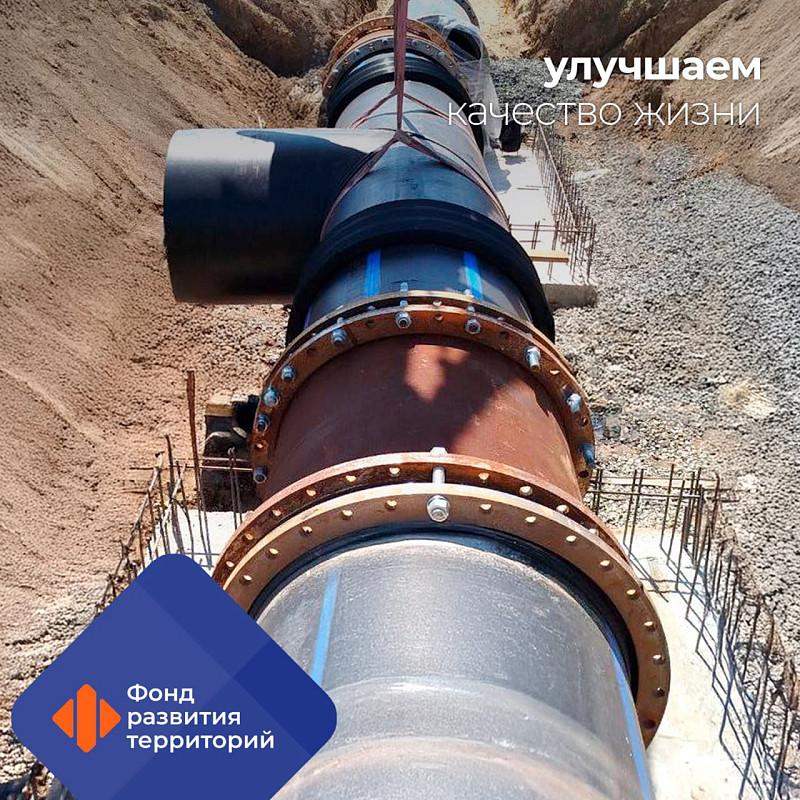 В Мариуполе ДНР реконструируют 1,5 км трубопровода для водоснабжения более 900 объектов В городе Мариуполь ДНР обновляют ветку водовода протяженностью 1,5 километра. В настоящее время ее готовность составляет 75%. Вместе с ранее реконструированным 7-километровым участком водовода обновленный объект будет доводить ресурс из Старо-Крымского водохранилища, когда оно наполнится до своей проектной мощности. Ранее в эксплуатацию был введен и подключен участок водовода протяженностью 7 километров, по которому уже подается вода жителям города. Сейчас же идет реконструкция еще 1,5 километров трубопровода. Это позволит сократить потери воды в системе водоснабжения 865 МКД и 95 социальных объектов. В долгосрочной перспективе обновленный водовод в полной мере обеспечит ресурсом 163 тысячи жителей Мариуполя после наполнения водохранилища. На текущий момент специалисты под контролем Технического заказчика ФРТ монтируют водовод в траншею. Завершение работ запланировано в четвертом квартале 2025 года.