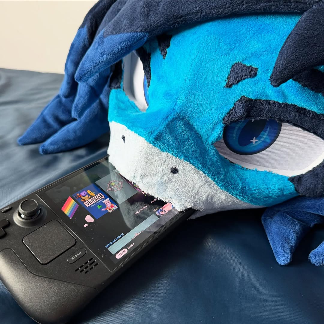 Valve действительно планирует выпустить новую версию Steam Deck 2 Однако как объяснил инженер Valve Пьер Луп Гриффе для этого нужны подходящие технологические решения чтобы обеспечить значительный прирост производительности при этом сохраняя адекватное время работы от батареи По словам Гриффе команда не хочет выпускать устройство которое будет лишь на 20 50 мощнее текущей модели