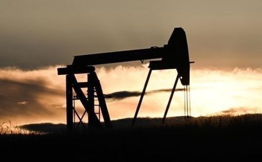 Нефть дешевеет из-за заявлений Трампа о сделке с Ираном Цены на нефть демонстрируют значительное падение после заявлений президента США Дональда Трампа о приближающемся соглашении по ядерной программе Ирана. По данным торгов, оба ключевых нефтяных контракта — Brent и WTI — подешевели примерно на 3,5%. Трейдеры реагируют на перспективу снятия санкций с Ирана, которая может открыть путь для увеличения поставок иранской нефти на мировой рынок. "Рынок сосредоточен на возможности заключения ядерной сделки, которая способна привести к отмене ограничений и росту экспорта нефти из Ирана", — поясняет Расс Моулд, директор по инвестициям AJ Bell. Ожидания скорого снятия санкций уже ударили по котировкам британских нефтяных гигантов BP и Shell, акции которых снизились на Лондонской бирже. Если соглашение будет подписано, дополнительный объем иранской нефти может усилить давление на цены, что выгодно потребителям, но создает риски для производителей.