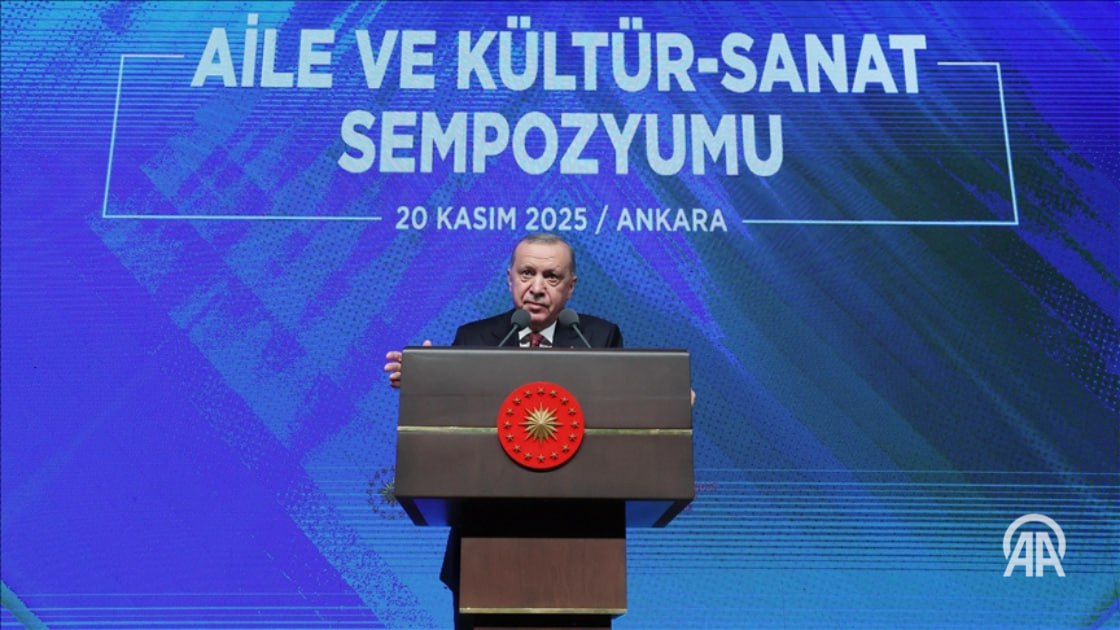 Президент Эрдоган Турция привержена защите института семьи Турция сохраняет приверженность защите института семьи в период когда глобальный капитализм открывает новые фронты а культурный империализм и цифровая осада усиливаются во всем мире Об этом заявил президент Турции Реджеп Тайип Эрдоган выступая на симпозиуме Семья культура и искусство в Анкаре Глава государства назвал снижение уровня рождаемости громким сигналом тревоги за наше будущее Президент подчеркнул что Турция принимает бескомпромиссные меры против навязывания гендерной нейтральности и извращенных движений наподобие ЛГБТ Подробнее на нашем сайте v aa com tr 3749387 24 7 в сутки с Агентством Анадолу