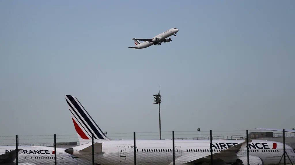 Опасения над Суданом  Авиакомпания Air France приостанавливает полеты над районом Красного моря в качестве меры предосторожности до дальнейшего уведомления после того, как пилоты увидели светящийся объект на большой высоте во время полёта над Суданом.  Национальный авиаперевозчик Франции сообщил, что маршрут некоторых его рейсов был изменён, а некоторые из уже находившихся в небе бортов вынуждены были вернуться на посадку в аэропорты вылета.  Air France - единственная авиакомпания, которая приняла эту меру предосторожности, хотя воздушное пространство над регионом не было закрыто и никакого НОТАМа выпущено не было.  FlightMode