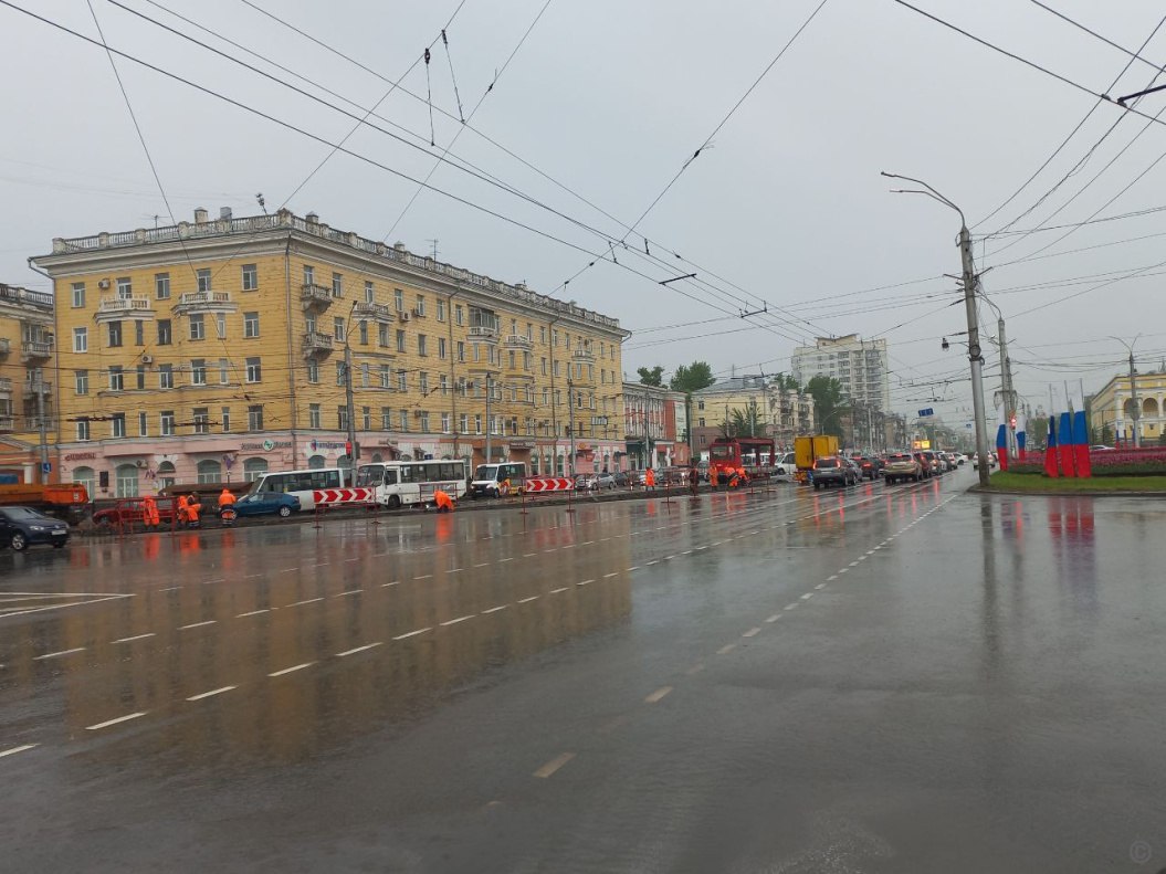 Обстановка на площади Октября Власти города в курсе возникших с утра проблем в движении в районе площади Октября. На месте дежурят экипажи Госавтоинспекции, которые помогают регулировать движение. Комитет по дорожному хозяйству и транспорту ведет мониторинг транспортной обстановки, заявили в мэрии. Замглавы администрации по дорожному хозяйству и транспорту Андрей Курышин посоветовал во избежание заторовых ситуаций заранее выбирать пути объезда места ремонта. Также он заявил, что заторовые ситуации, возникшие на данный момент на проспекте Ленина и проспекте Строителей, связаны в том числе с часом пик и ухудшением погодных условий. Согласно сервису "Яндекс-пробки", затор ослабевает, за последний час снизившись с 8 до 7 баллов. ТОЛК