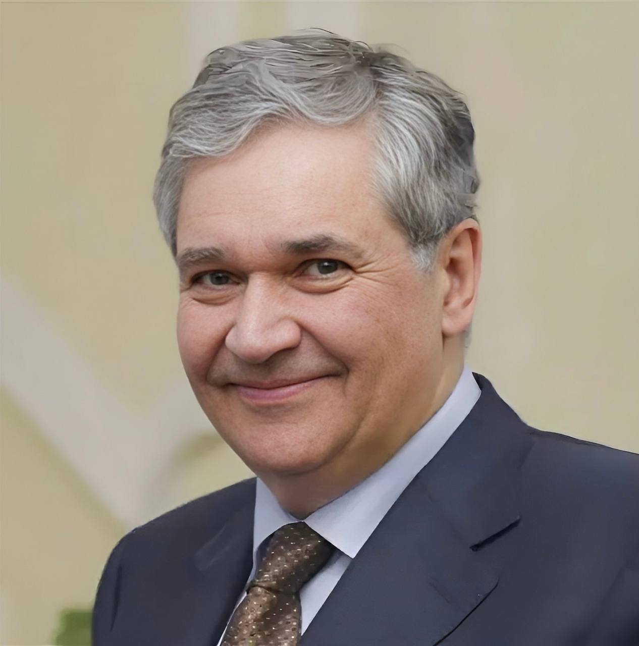 Поздравление Председателя СК России А И Бастрыкина с днем рождения в адрес генерального директора ВГТРК О Б Добродеева Поздравления с днем рождения сегодня принимает выдающийся российский журналист и медиаменеджер генеральный директор Всероссийской государственной телевизионной и радиовещательной компании ВГТРК Олег Борисович Добродеев Олег Борисович возглавляет одну из ключевых медиаструктур страны Всероссийскую государственную телевизионную и радиовещательную компанию Его многолетний опыт и глубокое понимание профессии позволяют грамотно и эффективно выстраивать работу крупнейшего медиаресурса России Коллектив ВГТРК под его началом занимает лидирующие позиции в освещении ключевых событий в стране и в мире За годы своей деятельности Олег Борисович внес огромный вклад в развитие и модернизацию отечественного телевидения внедрение современных технологий производства телепередач и трансформацию системы телевещания России в условиях цифровизации Безграничная созидательная энергия Олега Борисовича стратегическое видение и преданность делу лежат в основе его огромного авторитета в профессиональной среде Следственный комитет России эффективно сотрудничает с ВГТРК что позволяет оперативно и достоверно освещать деятельность ведомства На протяжении многих лет мы успешно реализуем значимые совместные проекты направленные на профилактику преступности позволяющие общественности узнавать о следственной работе а также формировать верные нравственные ориентиры у подрастающего поколения Уважаемый Олег Борисович от всей души поздравляю Вас с днем рождения Желаю Вам крепкого здоровья неиссякаемой энергии благополучия и реализации всех намеченных целей Подписывайтесь на Следком в MAX