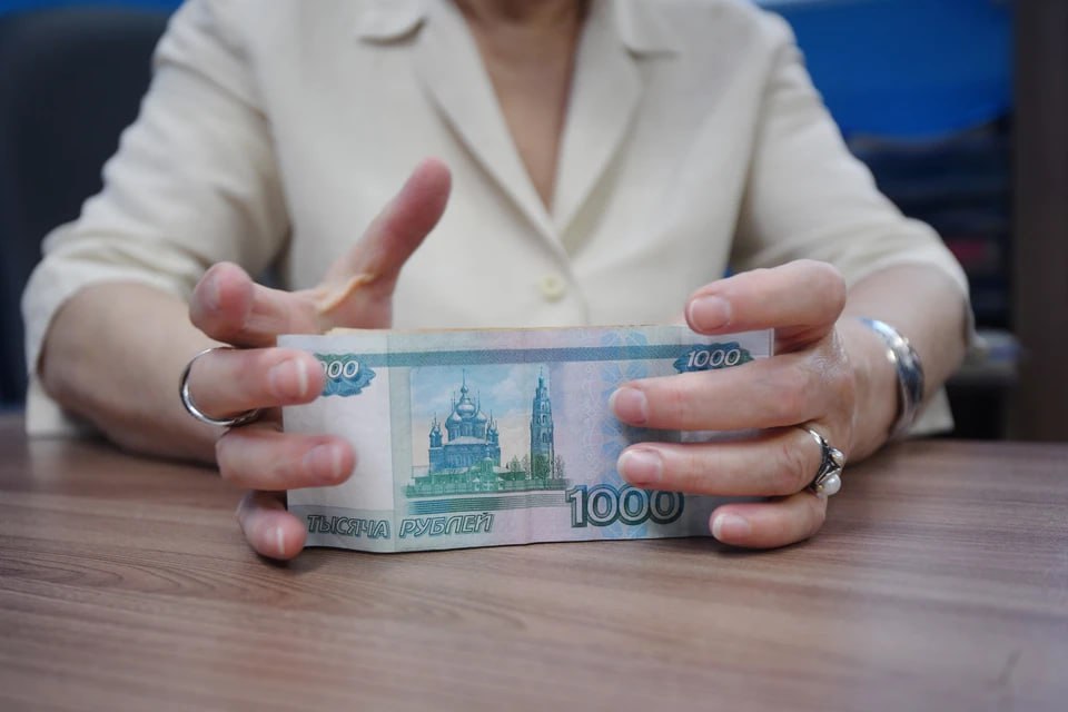 В ЛНР ежемесячную денежную выплату назначили более 4,6 тысячам граждан В текущем году ежемесячную денежную выплату в ЛНР начали получать 4756 дополнительных федеральных льготников в ЛНР. На сегодняшний день Отделение Социального фонда России по ЛНР обеспечивает этой поддержкой 100 506 жителей республики. Ежегодно, начиная с 1 февраля, размер ЕДВ пересматривается и увеличивается. Подробную информацию о категориях получателей и размере выплаты можно найти на сайте СФР. Если человек соответствует критериям для получения выплаты по нескольким основаниям, ему будет назначена выплата по той категории, которая предусматривает наибольший размер. Исключение составляют лица, пострадавшие от последствий аварии на Чернобыльской АЭС – для них выплата может быть установлена одновременно по двум основаниям. - Ветеранам боевых действий и гражданам с инвалидностью выплата назначается беззаявительно. Прочим федеральным льготникам для оформления выплаты нужно подать заявление на назначение ЕДВ на портале госуслуг, в клиентской службе Отделения Социального фонда России по Луганской Народной Республике или в МФЦ, - уточнили в СФР.