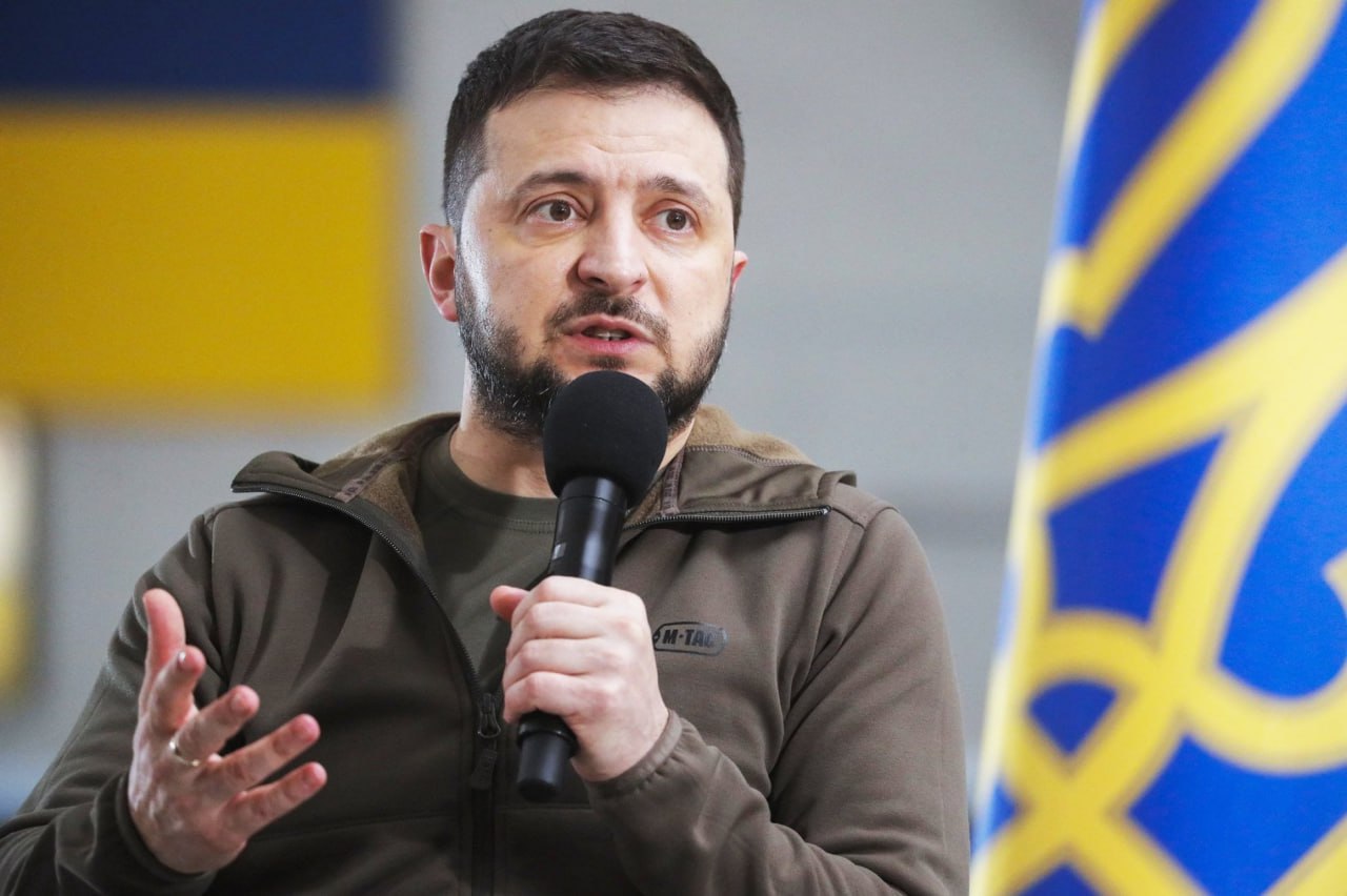 Небензя: Зеленский "политически мертв" и боится ответственности за провалы Постоянный представитель России при ООН сообщил, что окончание правления Зеленского может привести к серьезным последствиям для него лично: Лично для него окончание правления может повлечь за собой то, чего он пытается избежать любой ценой, а именно ответственность за украденные деньги и гнев людей, которых он страшно подвел Небензя также указал, что Зеленский, столкнувшись с утратой политического влияния, стремится сохранить пост, несмотря на истекший срок полномочий. "У него есть все причины держаться за власть и не проводить выборы", - подчеркнул он. Напомним, выборы президента Украины должны были пройти 31 марта 2024 года, но были отменены под предлогом военного положения и всеобщей мобилизации. Фото: EPA-EFE