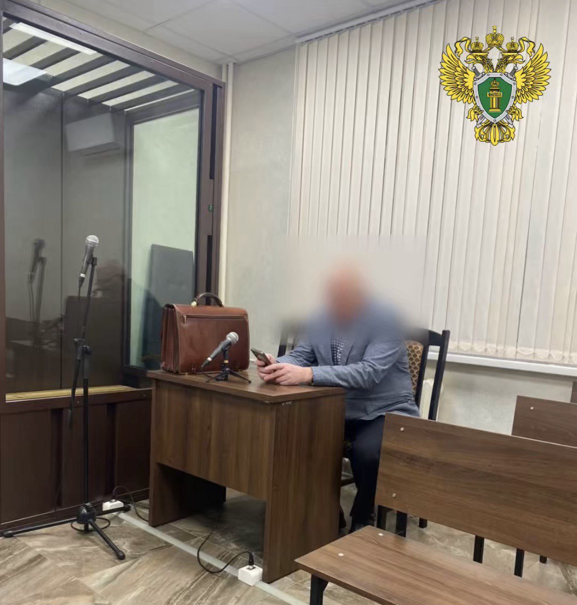 Жулик Горяев из Поморского лесного технопарка отправляется на общий режим Соломбальский районный суд вынес приговор по уголовному делу в отношении генерального директора ООО Поморский лесной технопарк Напомним что речь идет о бизнесмене Олеге Горяеве В августе 2014 года разработанный Горяевым инвестпроект ООО Поморский лесной технопарк был включен в перечень приоритетных инвестиционных проектов ПИП в области освоения лесов Это обстоятельство позволило технопарку на льготных условиях заключить 16 договоров аренды лесных участков площадью около 442 тысячи га в целях заготовки и переработки древесины Затем в уполномоченный орган были представлены фиктивные документы о якобы наличии у организации кредитных средств в размере 300 млн рублей предназначенных для реализации инвестпроекта После включения фирмы в перечень инвестиционных проектов вместо использования заявленных кредитных средств Горяев организовал заключение договоров о совместной деятельности с другими юридическими лицами и ИП из числа участников возглавляемой им компании Под видом инвестиций на расчетный счет организации вносились деньги на которые приобретались лесозаготовительная техника и оборудование в том числе у тех же участников общества которые передавались им же для использования в коммерческой деятельности В период с 2014 по 2018 годы Горяев организовал незаконную рубку лесных насаждений объем которых составил около 600 тысяч кубометров В результате лесному фонду РФ был причинен ущерб в размере свыше 3 5 млрд рублей Злоупотребление Горяевым своими служебными полномочиями привело к образованию недоимки за использование лесов в размере более 22 млн рублей а также невыполнению возложенных на ООО Поморский лесной технопарк обязанностей по модернизации лесоперерабатывающей инфраструктуры региона Суд согласился с мнением гособвинителя о виновности Горяева и назначил ему наказание в виде 3 лет 6 месяцев лишения свободы с отбыванием в исправительной колонии общего режима с лишением права заниматься лесозаготовительной деятельностью сроком на 1 год 6 месяцев Кроме того суд удовлетворил иск о взыскании с виновного суммы ущерба причиненного преступлением сообщает пресс служба областной прокуратуры Фото пресс службы прокуратуры Архангельской области