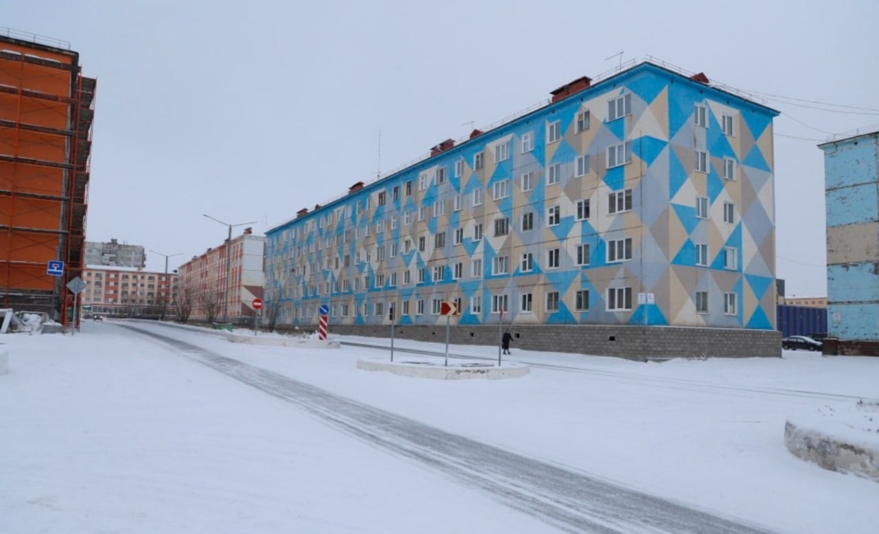 С 1 ноября в Норильске временно перекроют участок дороги по улице Мира до перекрёстка с Ленинградской.  Для передвижения транспортных средств закроют участок от Социально-образовательного центра на Мира,3, до перекрёстка с улицей Ленинградской. Уточним, что проезд по самому перекрёстку также будет закрыт.  Вынужденная мера изменения схемы движения связана с капитальным ремонтом коллекторного хозяйства.  Ограничения касаются только транспортных средств. Для перемещения пешеходов на тротуарах поставят безопасные галереи.   ‍  Отправить сообщение   Наш чат