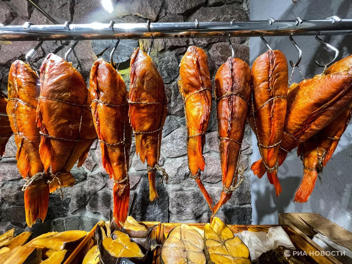 ЕС в январе ноябре 2025 года закупил рыбного филе из России на 466 6 млн на 40 больше чем за аналогичный период 2021 года подсчитало РИА Новости по данным Евростата Доля российского рыбного филе от всего импорта европейцами этой категории по итогам неполного 2025 го составляет 8 2 против 6 7 в 2021 году Это произошло на фоне заявлений ЕС о намерении запретить импорт российской рыбы на европейский рынок Подписаться на РИА Новости экономика Все наши каналы