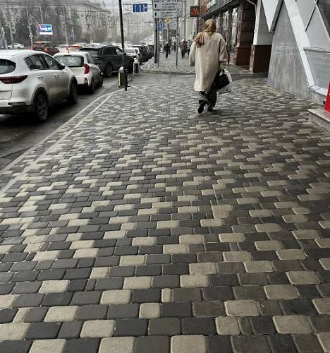 Пешеходная зона на Будённовском получила новое покрытие 11 декабря дорожные службы завершили капитальный ремонт участка тротуара на проспекте Будённовском Работы велись на четной стороне проспекта между улицами Большой Садовой и Социалистической В рамках ремонта финансируемого из городского бюджета было полностью заменено плиточное покрытие пешеходной зоны Общая площадь обновлённого тротуара составила 480 квадратных метров Помимо этого для улучшения отвода воды специалисты заменили 27 водоотводных лотков Данное мероприятие является частью ежегодной программы по ремонту и благоустройству пешеходных дорожек в городе Обновлённый участок тротуара повысит безопасность и комфорт для горожан Подпишись на 1Rnd в МАХ Написать в редакцию