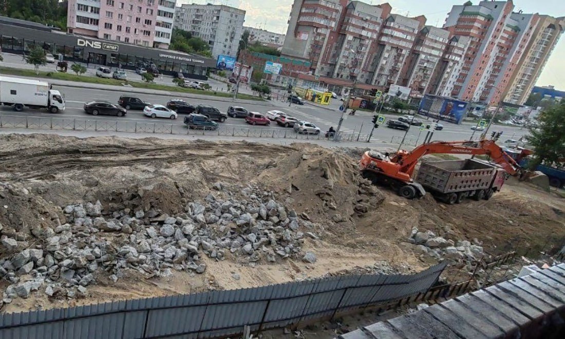Добились сноса ТЦ Мэрия города обратилась в суд с требованием убрать нестационарные объекты на улице Кирова, 119. Несмотря на решение суда, владелец не спешил выполнять его. Судебный пристав, заметив отсутствие прогресса, наложил штраф в 50 000 рублей и повторно потребовал освободить участок. После привлечения к административной ответственности и назначения нового срока, фирма за два дня демонтировала двухэтажное здание. Фото: ГУ ФССП по Новосибирской области Прислать новость