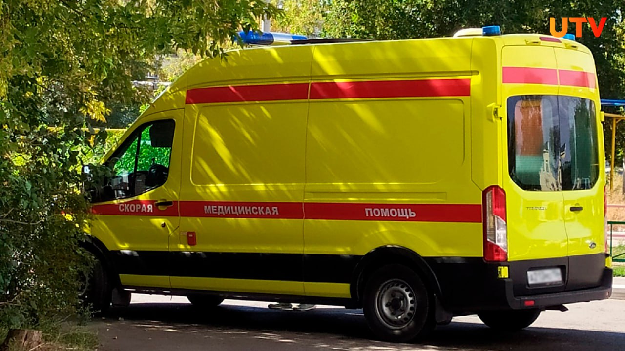 В Оренбуржье продолжаются несчастные случаи с детьми К сожалению, летние каникулы стартуют с тревожных сообщений. В Оренбурге из окна 2 этажа выпала 7-летняя девочка. Ей хотелось вернуться гулять на улице, из-за чего они с мамой поссорились. Дочь выхватила ключи и выкинула их в окно. Пока мама спускалась за ключами, девочка попыталась убежать через балкон и сорвалась. Итог — травма брюшной полости. По данным УМВД, в Бугуруслане в больницу с переломом попала девочка 10 лет — она упала с качелей. 13-летнему мальчику диагностировали тупую травму живота, он упал с велосипеда, катаясь рядом с домом. Оренбуржье