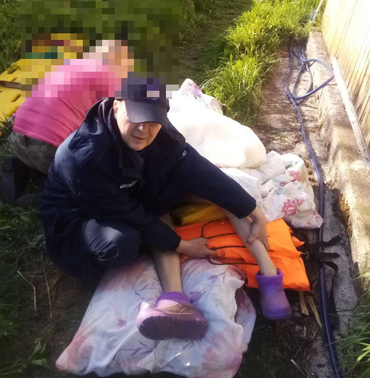 В Коломенском 12-летняя девочка случайно напоролась ногой на садовые вилы. Вилы прошли насквозь в заднюю часть левой голени. Экстренные службы приехали на помощь. Спасатели обрезали зубья вил и передали ребёнка врачам. Типичная Электросталь