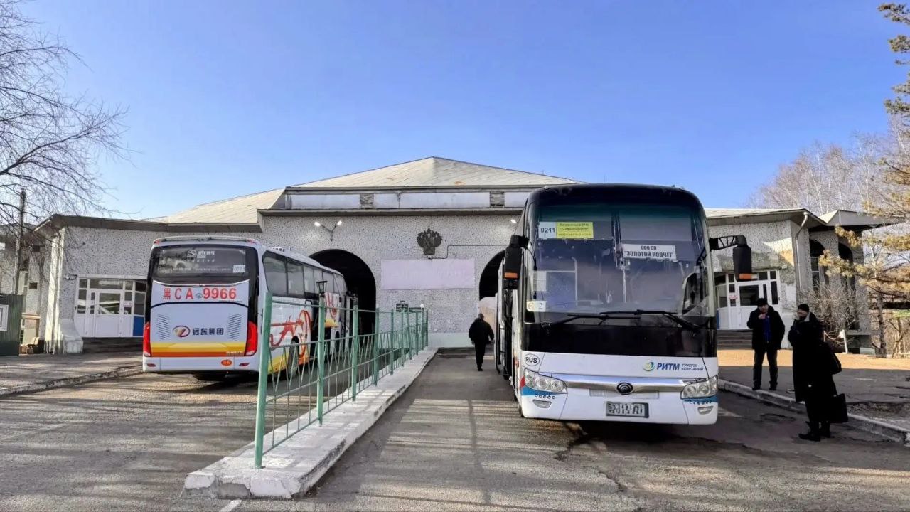 Почти тысячу пассажирских автобусов и больше 33 тыс человек оформили уссурийские таможенники за первые дни 2026 года Об этом сообщает Федеральная таможенная служба России Такие показатели говорят о том что российско китайскую границу на территории региона в период праздников пересекает гораздо больше туристов чем в начале 2025 го За первые пять дней нового года в автомобильных пунктах пропуска Приморья уссурийские таможенники оформили 930 автобусов а также более 33 тыс физических лиц Это на 45 превышает показатель аналогичного периода 2025 года Благодаря отлаженной работе таможенников увеличение потока не привело к образованию очередей или скоплений транспорта Контроль проводится оперативно обеспечивая бесперебойное и комфортное пересечение границы для всех путешественников указывают в пресс службе ФТС России РБК Восток в Telegram и MAX