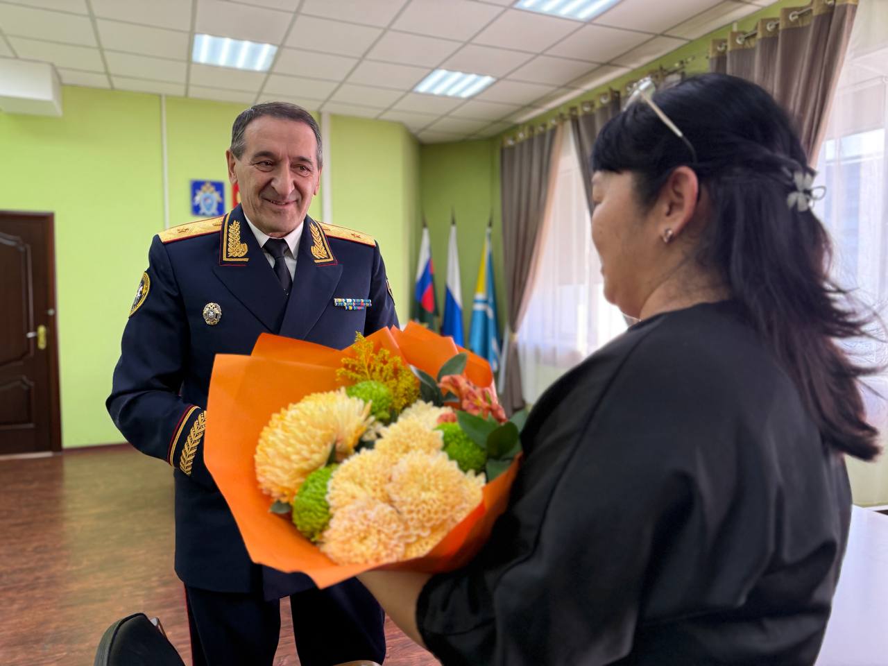 В Республике Тыва юному герою вручена благодарность Председателя СК России за спасение местной жительницы Руководитель следственного управления Следственного комитета Российской Федерации по Республике Тыва Константин Владимирович Столбин встретился с 18 летним Менги Хомушку выпускником кадетского класса следственного управления который в чрезвычайной ситуации проявляя мужество и самоотверженность спас тонущую местную жительницу Константин Владимирович от имени Председателя Следственного комитета Российской Федерации Александра Ивановича Бастрыкина вручил юному герою благодарность за героический поступок совершенный 16 апреля 2025 года на реке Енисей В этот день Менги возвращаясь домой увидел тонущую в реке Енисей женщину Находясь на значительном расстоянии он не задумываясь бросился на помощь Когда добрался до пострадавшей она практически полностью была в воде Схватив женщину за капюшон куртки и рукав Менги вытащил пострадавшую на берег после чего вызвал спасателей Разрешите выразить Вам благодарность за смелость и неравнодушие Вы оказались в нужное время в нужном месте не остались в стороне и спасли человека Проявленные Вами самоотверженность и присутствие духа в чрезвычайной ситуации заслуживают самого глубокого уважения отметил Константин Владимирович вручая благодарность главы ведомства Кроме того руководитель выразил уважение и признательность матери Менги Айладе Васильевне Хомушку за достойное воспитание сына В завершение встречи руководитель регионального следственного управления пожелал студенту успехов в учёбе и реализации всех намеченных планов Подписывайтесь на Следком17