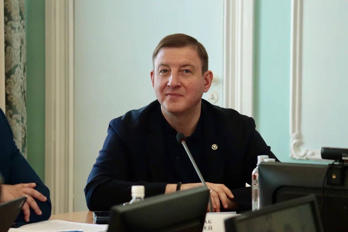 Андрей Турчак поздравил жителей с Днём образования Республики Алтай  «Сегодня Республике Алтай исполняется 34 года. Если по историческим меркам это срок небольшой, то для Республики и наших жителей – важнейшая дата. День, когда Алтай стал полноправным и самостоятельным регионом России», – отметил глава региона в своём телеграм-канале.  Он подчеркнул, что главное достояние республики – её люди: учителя, врачи, военнослужащие, фермеры, строители, предприниматели, спортсмены, деятели культуры и искусства. Каждый своим ежедневным трудом вносит вклад в развитие и благополучие региона.  «Любовь к Горному Алтаю и стремление сделать его еще лучше - вот то, что объединяет всех нас. Мира и добра, счастья и благополучия нашим жителям!» – добавил глава.  Фото: телеграм-канал "Андрей Турчак Z"